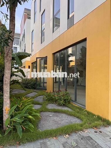 Nhà phố liền kề có sân vườn sổ đỏ chính chủ