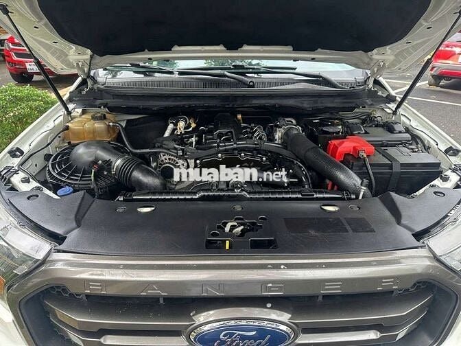 Ford Ranger XLS Trắng Tự động 2019