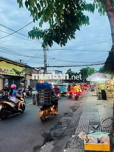 CHo thuê mbkd mặt tiền đường Tân quý 8x25m cấp 4 trống suốt