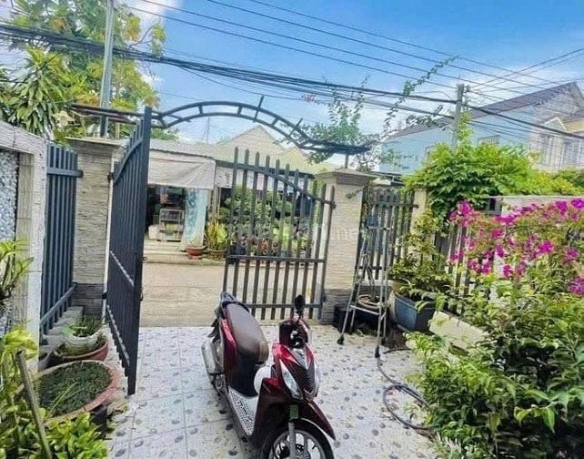 Thanh lý nhà hẻm 1/ đường trước nhà 3m gần chợ Bình Chánh. Giá 1tỷ2.