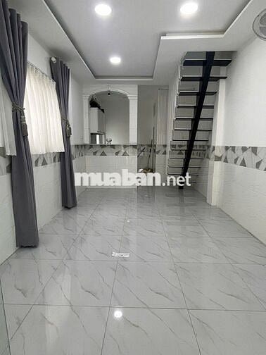 Nhà lô góc Nguyễn Súy, ngay chợ Tân Hương - Hẻm thông thoáng