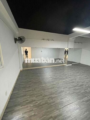 Văn phòng 40m mặt tiền Lâm Văn Bền sẵn máy lạnh free phí QL