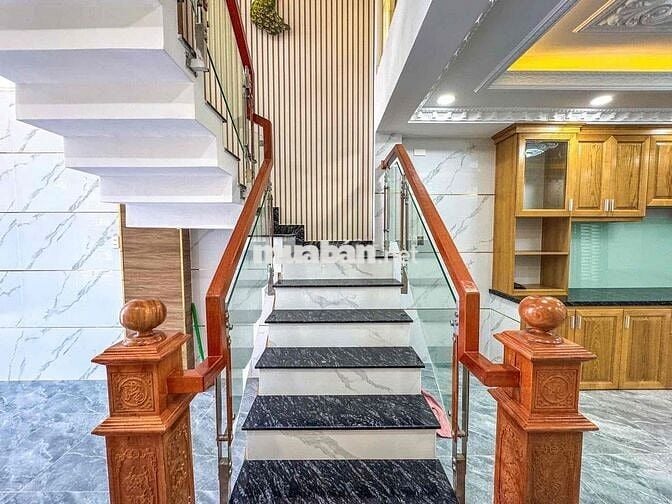 Nhà Mới Sạch Sẻ DT 210m2 1Trệt 1Lửng 2Lầu 4Pn 3Wc Sân Thượng Hẻm Ôtô