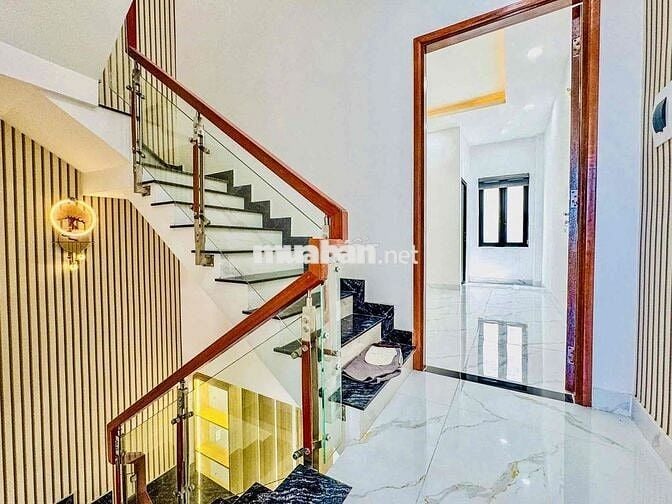 Nhà Mới Sạch Sẻ DT 210m2 1Trệt 1Lửng 2Lầu 4Pn 3Wc Sân Thượng Hẻm Ôtô