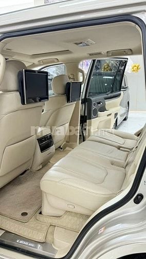 Bán Lexus LX570 sản xuất 2016, màu vàng cát cực đẹp.