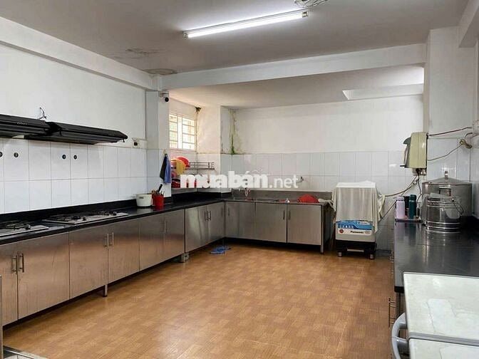 Nhà nguyên căn mặt tiền đường lớn 10pn,10wc. Dt sàn 500m2