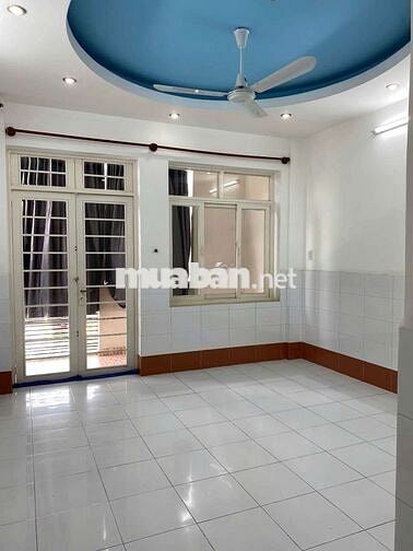 Nhà nguyên căn mặt tiền đường lớn 10pn,10wc. Dt sàn 500m2