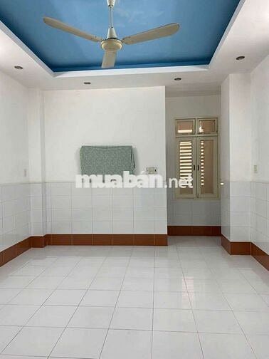 Nhà nguyên căn mặt tiền đường lớn 10pn,10wc. Dt sàn 500m2