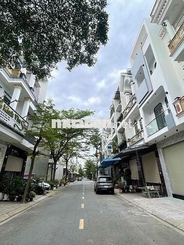 nhà sổ hồng riêng đã hoàn công. sân ô tô. khu dân cư bình chuẩn