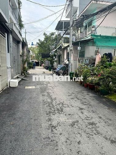 Bán nhanh căn nhà giá rẻ 9.5tỷ, 3 tầng và sân thượng,4 PN đường xe hơi