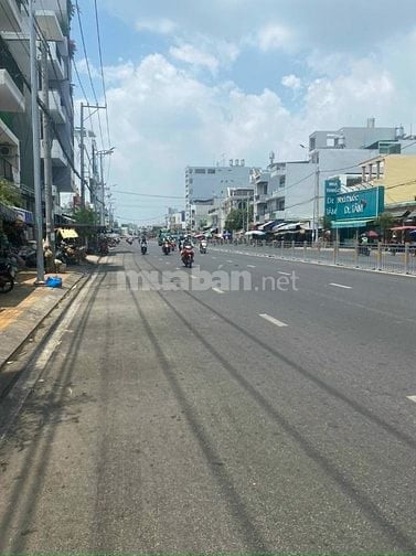 Bán đất 3 mặt tiền Nguyễn Xí, P.13, Bình Thạnh: 20 x 55, giá 225 tỷ.