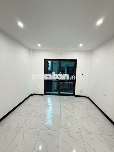 Nhà 5 tầng có thang máy, xây mới, ô tô đỗ gần tại Kiến Hưng