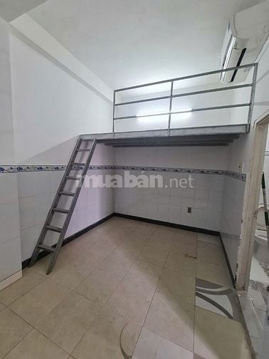 còn duy nhất 1 phòng có gác có máy lạnh kế bên đại học kinh tế