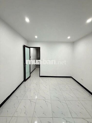 Nhà 5 tầng có thang máy, xây mới, ô tô đỗ gần tại Kiến Hưng