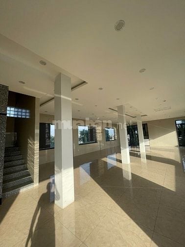 Mặt tiền tiện kinh doanh, Văn Phòng, Ngân Hàng, Showroom