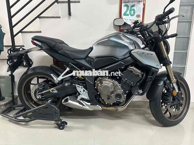 Em cần bán cb650r 2022 màu bạc (đk đầu 2023)