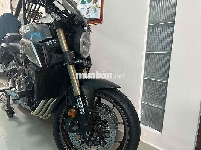 Em cần bán cb650r 2022 màu bạc (đk đầu 2023)