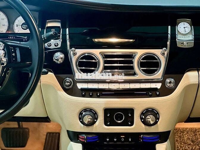 66 981 2011 EWB 6.6 V12 - 49000 km