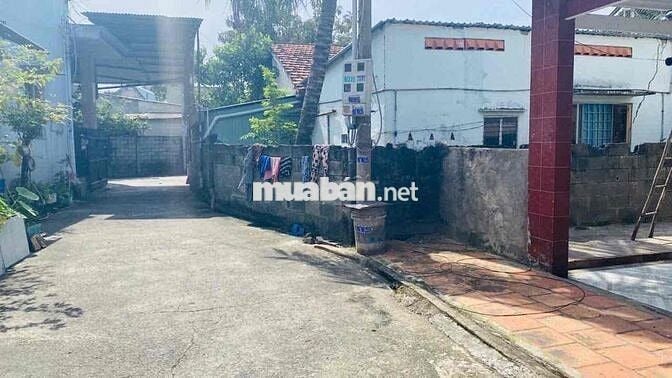 Mua đất tặng 2 nhà cấp 4 hiện hữu gần chợ Dĩ An, Tp Dĩ An