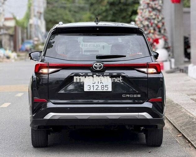 Toyota Veloz Cross Đen 7 chỗ