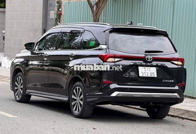 Toyota Veloz Cross Đen 7 chỗ