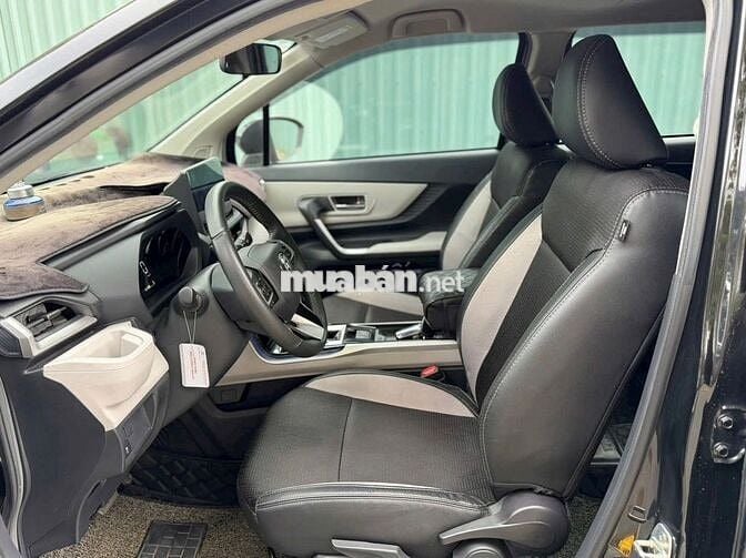 Toyota Veloz Cross Đen 7 chỗ