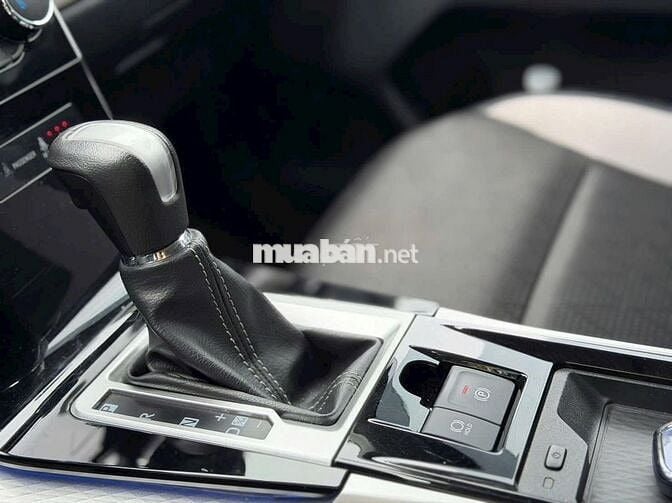 Toyota Veloz Cross Đen 7 chỗ