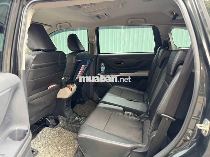 Toyota Veloz Cross Đen 7 chỗ