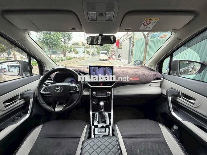 Toyota Veloz Cross Đen 7 chỗ