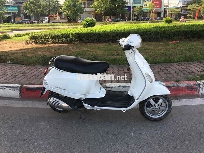 xe vespa piaggio màu trắng