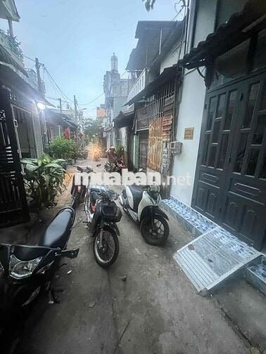 nhà 2căn 1 sổ hẻm 4m đúc lửng 2 pn 2 tolet. 1 phòng thờ