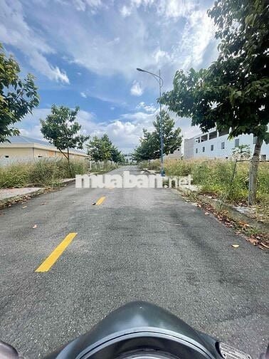 ngộp cần tiền bán gấp lô đất ở chợ đêm Bàu Bàng 820tr(80m2)