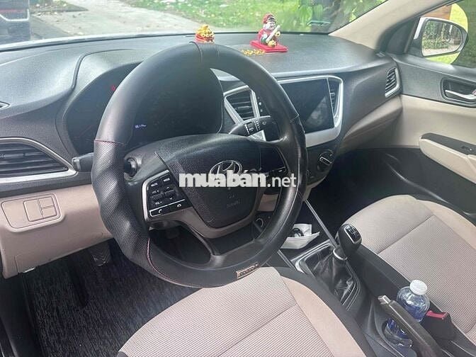 Hyundai Accent 2018 số sàn.
