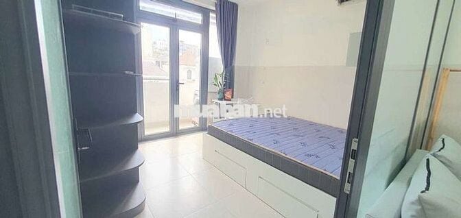 Căn hộ 2 phòng ngủ đầy đủ nội thất gần sân bay, cv Hoàng Văn Thụ