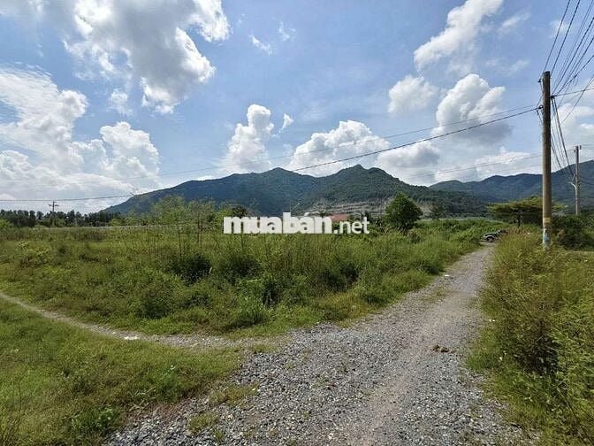 Đất mặt tiền nhựa trước có view núi