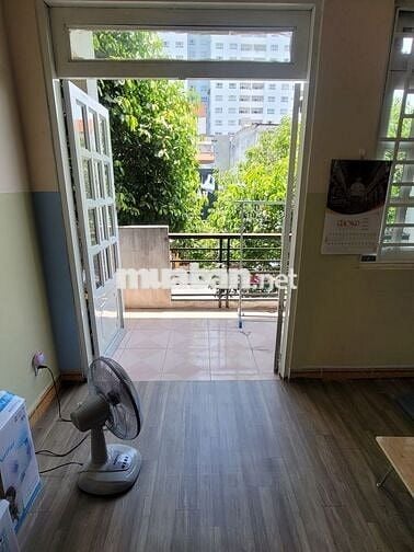 chính chủ cho thuê phòng đẹp, có ban công rộng, cửa sổ lớn, NVS riêng