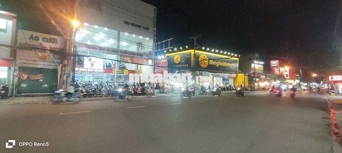 Nhà mặt tiền lê Văn Quới 9 x 40 trống suốt