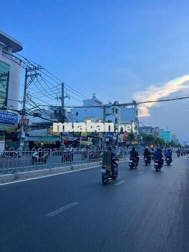 Nhà mặt tiền lê Văn Quới 9 x 40 trống suốt