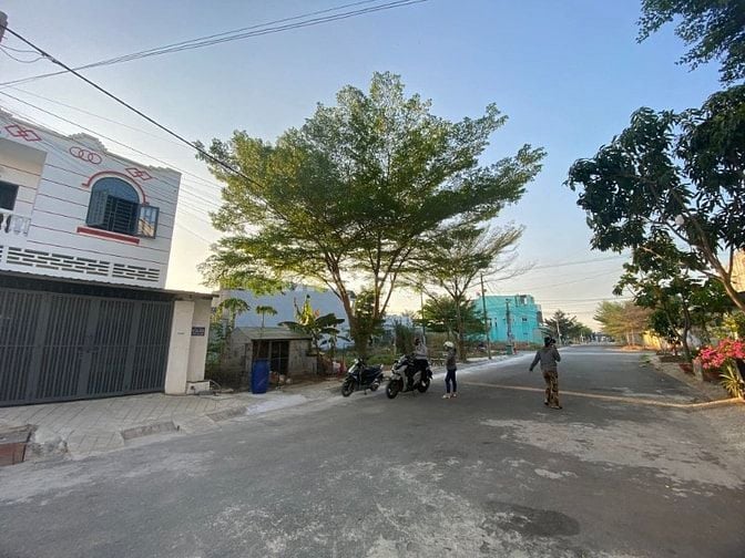 Bán gấp lô đất đg nhựa 14m - KDC sát cầu lớn Hóc Môn 