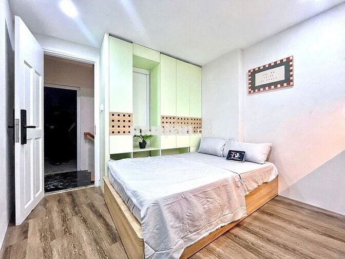 Phòng 489/ Huỳnh Văn Bánh P13 Phú Nhuận 30m2 FNT. Giá 5,2 triệu/ tháng