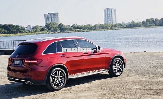 Mercedes GLC300 2018 model 2019 màu đỏ