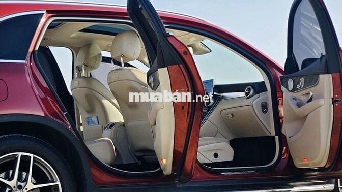 Mercedes GLC300 2018 model 2019 màu đỏ