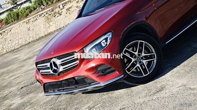 Mercedes GLC300 2018 model 2019 màu đỏ