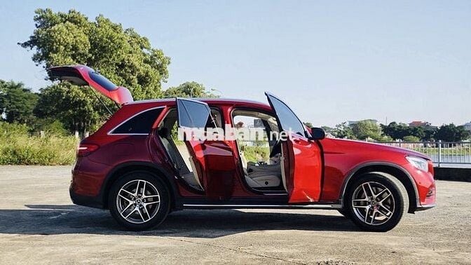 Mercedes GLC300 2018 model 2019 màu đỏ