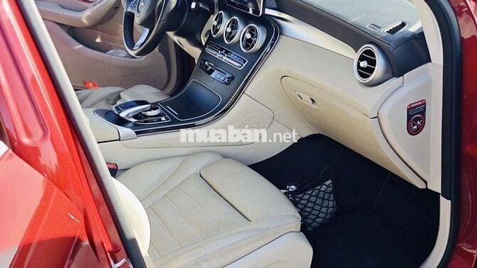 Mercedes GLC300 2018 model 2019 màu đỏ
