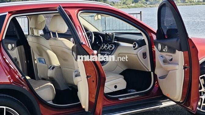 Mercedes GLC300 2018 model 2019 màu đỏ