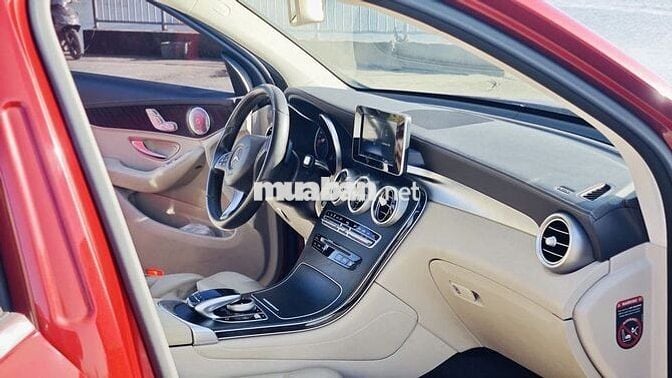 Mercedes GLC300 2018 model 2019 màu đỏ