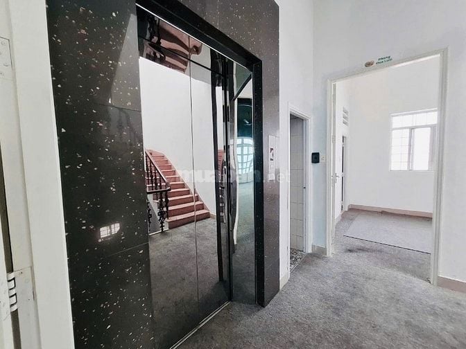 Cho thuê nhà ngang 5m, có hầm và thang máy. Cao Thắng, Quận 3