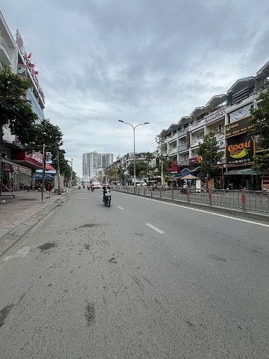 Bán 2 căn nhà MT Tạ Quang Bửu P4Q8. 8x20m 3 lầu