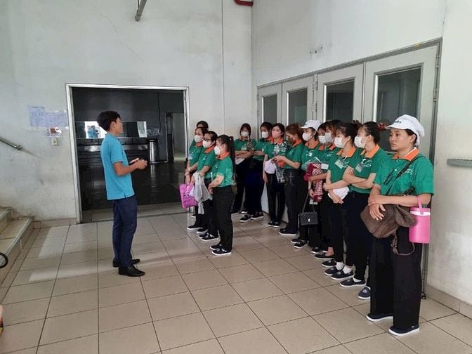 Công nhân thời vụ sản xuất thiết bị điện tử